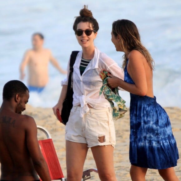 Nathalia Dill usou um look branco para deixar a praia de Ipanema