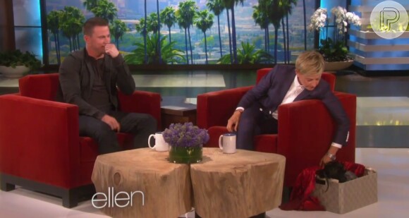 Ao contar que tem medo de bonecas de porcelanana, Channing Tatum percebe que Ellen DeGeneres havia levado uma para o programa