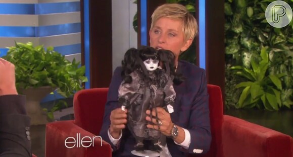 Ellen DeGeneres mostra boneca a Channing Tatum