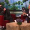Channing Tatum coloca os pés em cima da poltrona ao ver Ellen DeGeneres com a boneca