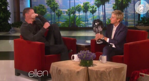 Channing Tatum coloca os pés em cima da poltrona ao ver Ellen DeGeneres com a boneca