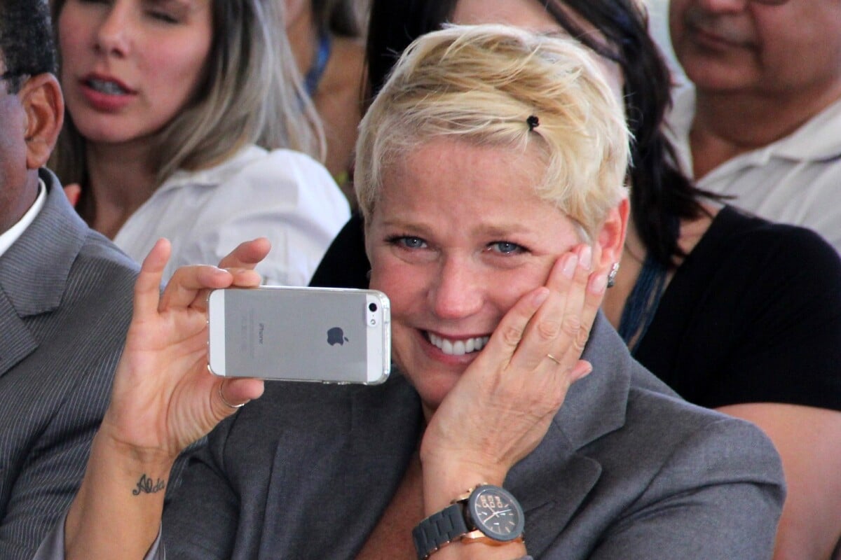 Xuxa chora durante apresentação musical com crianças de sua fundação, no  Rio - Purepeople