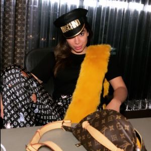 Com look grifado, Anitta é clicada por Madonna e a elogia como fotógrafa nesta sexta-feira, dia 07 de dezembro de 2018