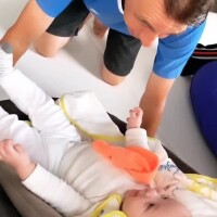 Andressa Suita filma pai brincando com o neto Samuel: 'Trocando ideia com vovô'