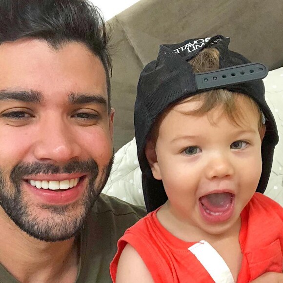 Gusttavo Lima é pai coruja de Gabriel, com ele na foto, e Samuel