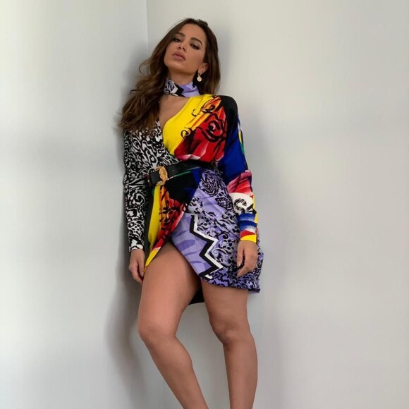 'Obrigada, Brasil. Meus fãs são minha força e meu bem maior (depois da minha família, ok? rs)', escreveu Anitta