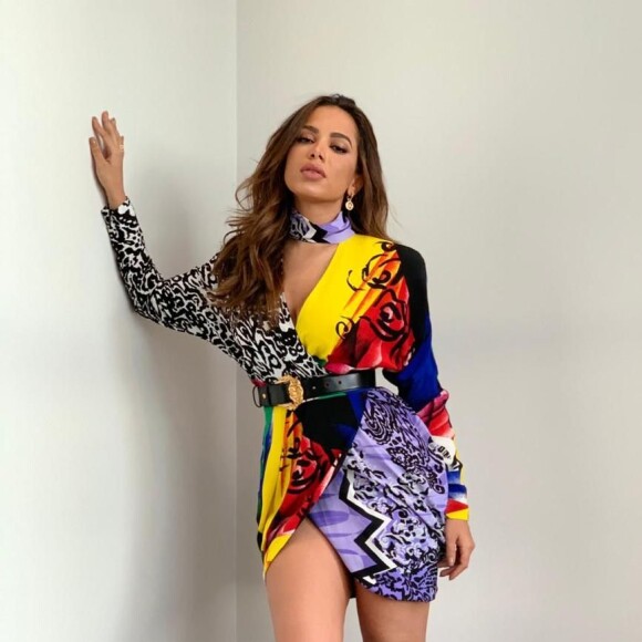 Anitta escolheu um vestido da grife Versace para a premiação