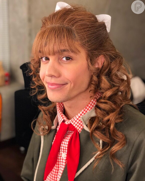 Leonardo Cidade diverte a namorada com peruca usada por ela em musical 'A Noviça Rebelde'