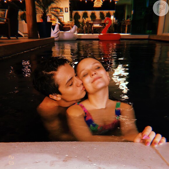 Larissa Manoela e Leo Cidade curtiram juntos um banho de piscina noturno