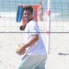 Thiago Lacerda cumpre rotina de exercícios com partida de vôlei em praia do Barra da Tijuca, no Rio de Janeiro