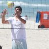Thiago Lacerda joga partida de vôlei em praia do Rio