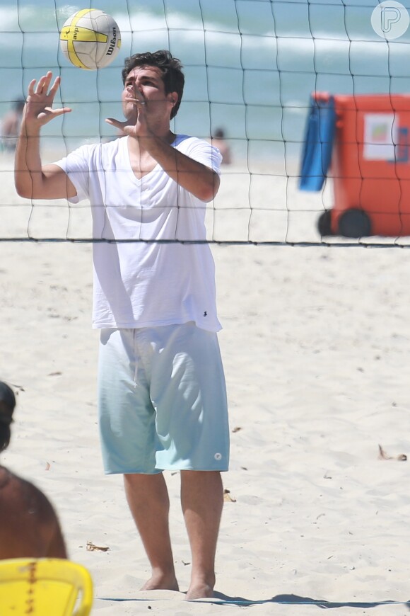 Thiago Lacerda joga partida de vôlei em praia do Rio
