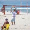 Thiago Lacerda joga partida de vôlei em praia do Rio de Janeiro