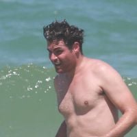 Thiago Lacerda, de 'Alto Astral', toma banho de mar no Rio após jogar vôlei