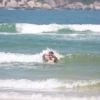 Thiago Lacerda mergulha em praia do Rio após jogar vôlei