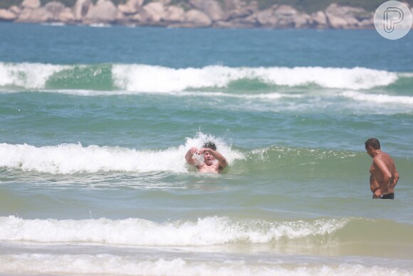 Thiago Lacerda mergulha em praia do Rio após jogar vôlei