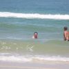 Thiago Lacerda mergulha em mar em praia do Rio depois de jogar vôlei