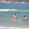Thiago Lacerda toma banho de mar em praia do Rio depois de jogar vôlei