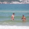 Thiago Lacerda toma banho de mar em praia do Rio depois de jogar vôlei
