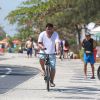 Thiago Lacerda deixa praia carioca de bicicleta no Rio de Janeiro