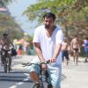 Thiago Lacerda deixa praia carioca de bicicleta no Rio de Janeiro