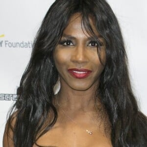 A cantora Sinitta foi um dos primeiros amores de Brad Pitt. Os dois se relacionamento brevemente na década de 1980