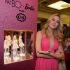 Fiorella Mattheis aposta em vestido rosa para evento de moda em São Paulo