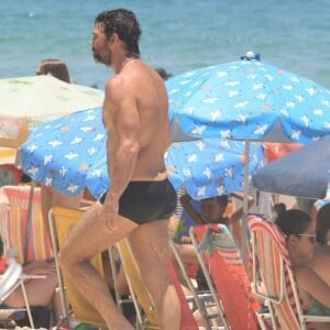 Marcelo Faria curte dia de calor na praia