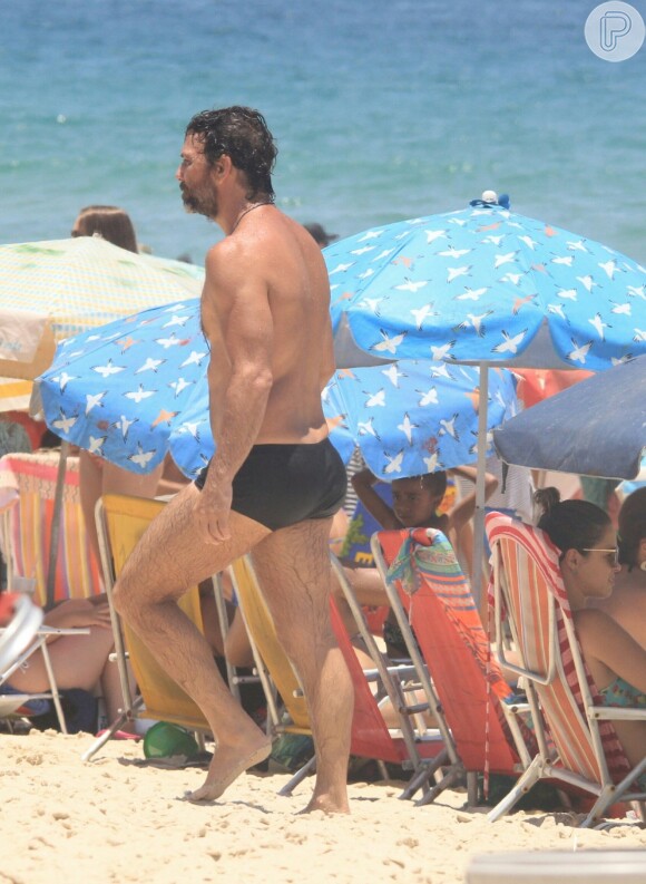 Marcelo Faria curte dia de calor na praia