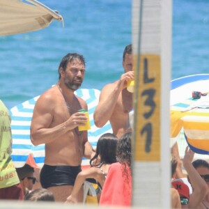 Marcelo Faria relaxa em praia carioca