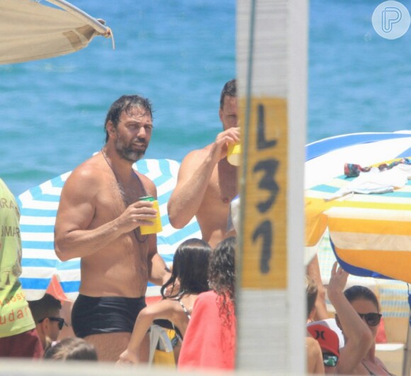 Marcelo Faria relaxa em praia carioca