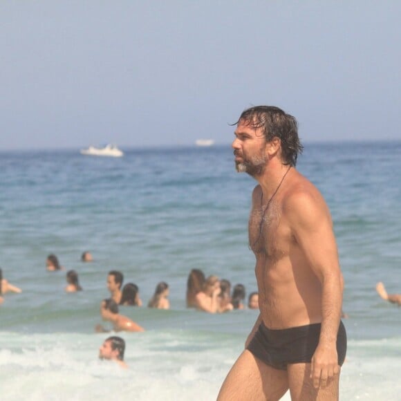 Marcelo Faria aproveita dia de sol na praia de Ipanema, no Rio de Janeiro