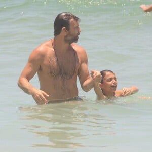 Marcelo Faria curte praia com a filha, Felipa