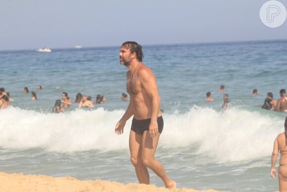 Marcelo Faria se refresca em praia do Rio de Janeiro