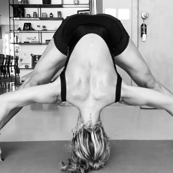 'Uma amiga, então, me falou sobre a ioga com uma professora muito especial, a Nanda Adarsha. Estou amando', afirmou Grazi Massafera