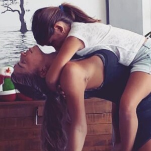 Grazi Massafera tem dividido fotos da prática de yoga com os seguidores do Instagram