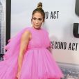 No tapete vermelho de première de seu filme, 'Second Act', em Nova Yor, Jennifer Lopez apostou no vestido rosa bem vibrante