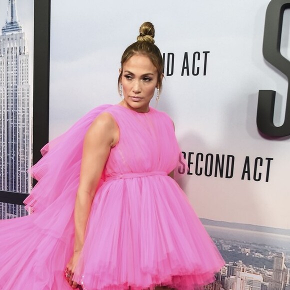 No tapete vermelho de première de seu filme, 'Second Act', em Nova Yor, Jennifer Lopez apostou no vestido rosa bem vibrante