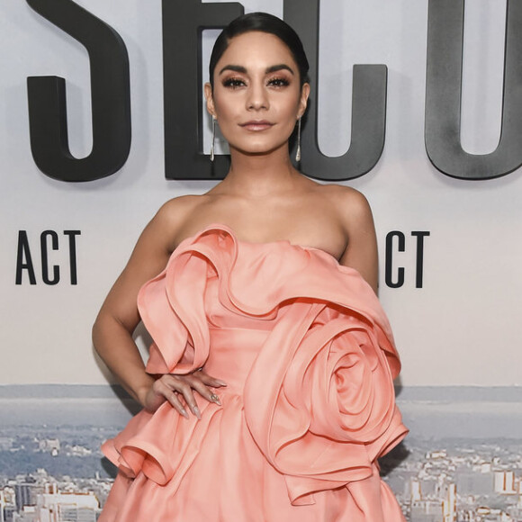 Vanessa Hudgens também já apostou no vestido coral, superelegante, no tapete vermelho