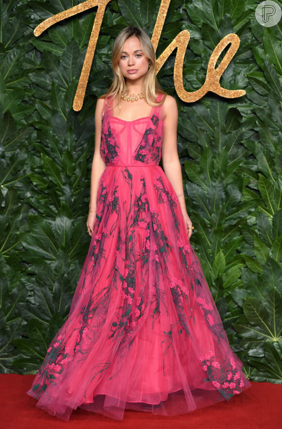 O vestido rosa de festa pode ganhar estampas tropicais minimalistas