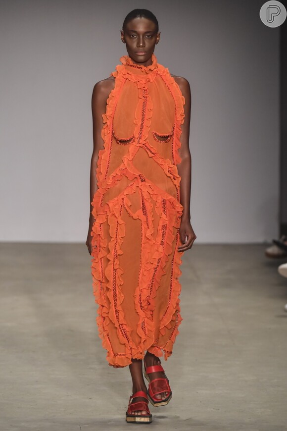 O vestido coral apareceu na coleção de verão 2019 da grife Apartamento 03 na Semana de Moda de São Paulo