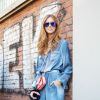 Mix de estilos na moda de rua: jeans com jeans, óculos vintage, high heels de cetim pink