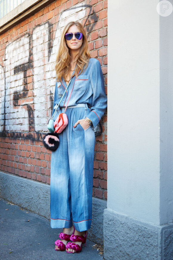 Mix de estilos na moda de rua: jeans com jeans, óculos vintage, high heels de cetim pink