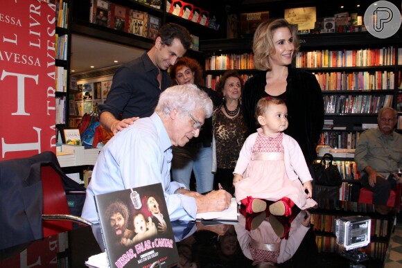 Guilhermina Guinle e Leonardo Nogueira prestigial o lançamento do livro de Hilton Prado Antonelli, pai do advogado