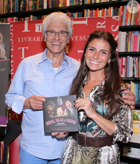 Giovanna Antonelli posa com o pai, Hilton Prado Antonelli, no lançamento de seu livro no Rio