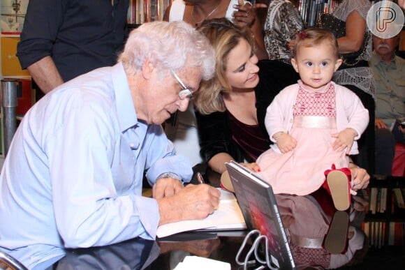 Guilhermina Guinle baba pela filha, Minna, de 1 ano, em lançamento de livro no Rio