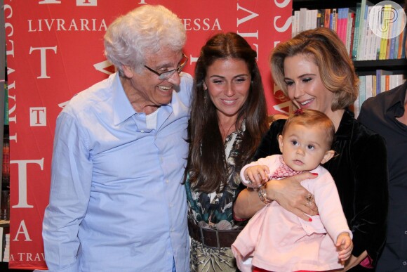 Giovanna Antonelli e Guilhermina Guinle prestigiam o lançamento do livro de Hilton Prado Antonelli no Rio de Janeiro, em 13 de setembro de 2014