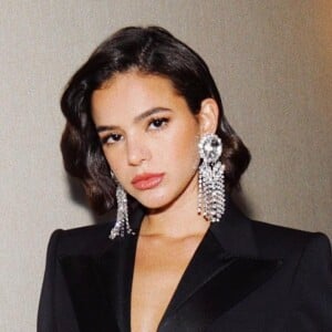 Bruna Marquezine também é adepta do corte microbob, que é feito na altura do queixo