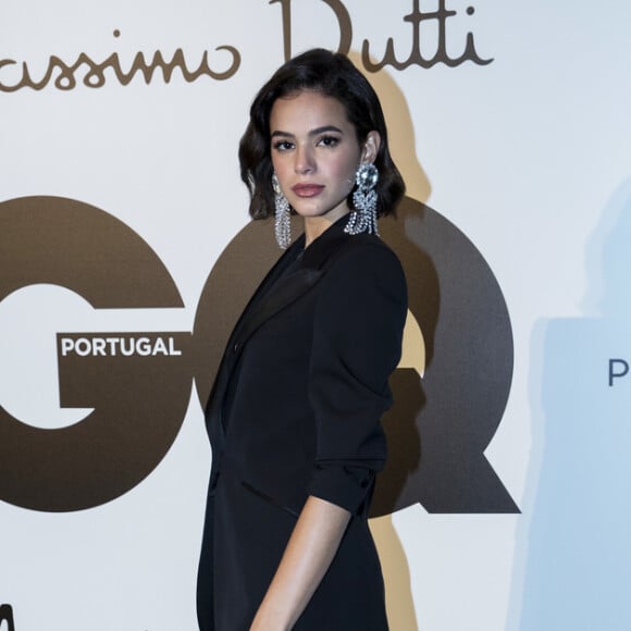 O microbob usado por Bruna Marquezine tem o comprimento na altura do queixo e pode ser usado ondulado