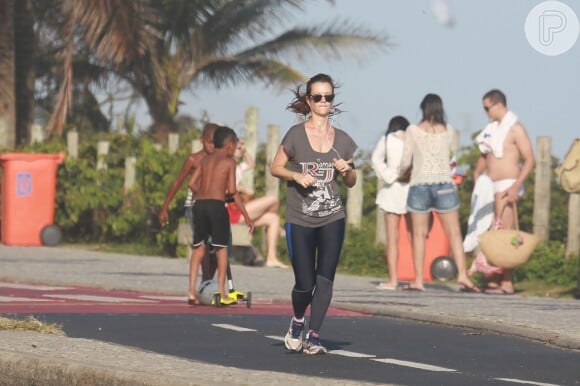 Juliana Didone se exercita na orla da Barra da Tijuca, no Rio de Janeiro